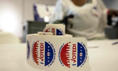 Pegatinas que identifican a quien ha ejercido su derecho al voto, este martes en un colegio electoral en Nueva York. Foto: El País