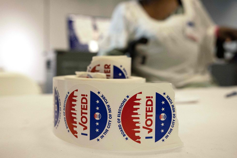 Pegatinas que identifican a quien ha ejercido su derecho al voto, este martes en un colegio electoral en Nueva York. Foto: El País