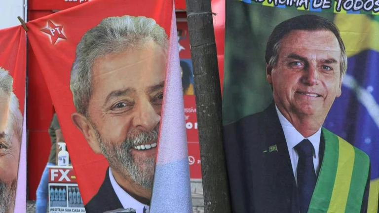 A la izquierda, una toalla estampada con la efigie del ex mandatario Luiz Inácio Lula da Silva sobre un fondo rojo; a la derecha, otra con el retrato presidencial de Jair Bolsonaro escoltado por la bandera de Brasil. Foto: Infobae