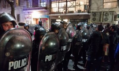 Manifestación frente a la casa de Cristina Fernández. Foto: Antena 3.