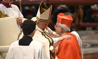 El papa Francisco conversa con el cardenal paraguayo, Adalberto Martínez.Foto: @PresidenciaPy