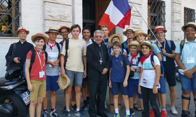 Monseñor Adalberto Martínez junto al grupo de personas en la Santa Sede. Foto: Twitter @Adalmart