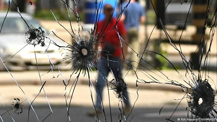 Agujeros de bala en los cristales del Donbass Palace Hotel en Donetsk. Foto:DW