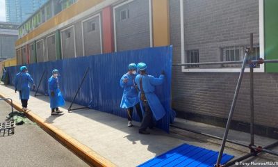 Autoridades sanitarias anti-Covid de China levantan barreras alrededor de zonas residenciales bajo estricta cuarentena, como aquí en Pekín. Foto: DW