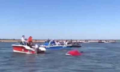 Así quedó la lancha tras el choque con la barcaza. Captura de vídeo.