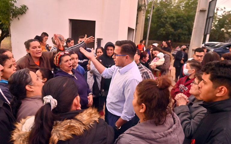 Vecinos del barrio San Jerónimo se oponen al traslado de las 74 familias damnificadas al parque Solidaridad. Foto: Radio Ñanduti