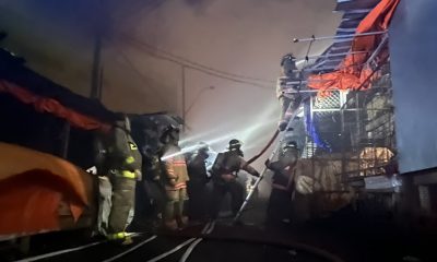 Intenso trabajo realizaron los bomberos de las diferentes compañías para bajar el nivel del fuego en la Feria Aragón del Mercado 4. Foto: @AmarillosCBVP
