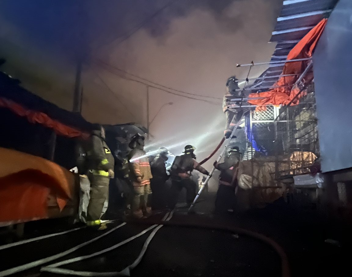 Intenso trabajo realizaron los bomberos de las diferentes compañías para bajar el nivel del fuego en la Feria Aragón del Mercado 4. Foto: @AmarillosCBVP
