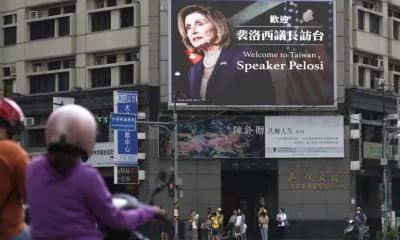 Cartel que da la bienvenida a la presidenta de la Cámara de Representantes de EE.UU., Nancy Pelosi, en Taipéi. Foto: Infobae