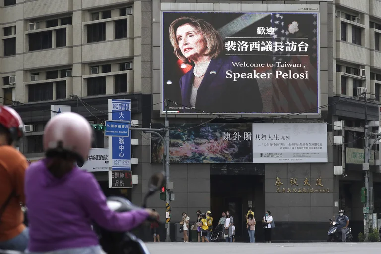 Cartel que da la bienvenida a la presidenta de la Cámara de Representantes de EE.UU., Nancy Pelosi, en Taipéi. Foto: Infobae