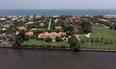 Casa de Mar-a-Lago del expresidente estadounidense Donald Trump después de que éste dijera que agentes del FBI la allanaron, en Palm Beach, Florida. Foto: Infobae.