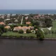 Casa de Mar-a-Lago del expresidente estadounidense Donald Trump después de que éste dijera que agentes del FBI la allanaron, en Palm Beach, Florida. Foto: Infobae.