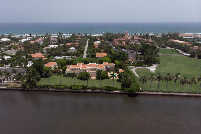 Casa de Mar-a-Lago del expresidente estadounidense Donald Trump después de que éste dijera que agentes del FBI la allanaron, en Palm Beach, Florida. Foto: Infobae.