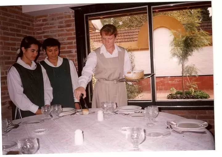 Clases prácticas en la llamada "escuela de mucamas" del Opus en los años 2000. Foto: BBC Mundo.