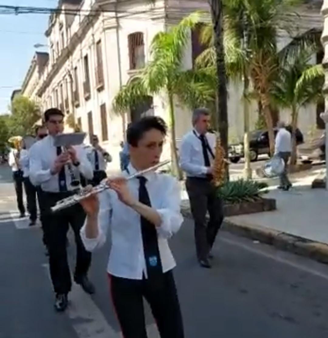 Desfile de alumnos y exalumnos de distintos colegios de Asunción, en el marco de los festejos de la fundación de la "madre de ciudades". Captura video