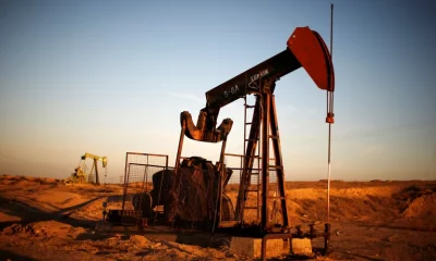 El barril de West Texas Intermediate (WTI) estadounidense caía 5% a 93,69 dólares por barril. Foto: Infobae.