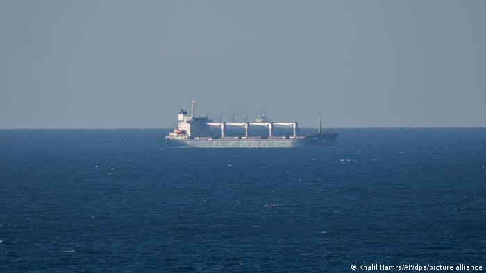 El buque "Razoni" cargado con maíz ucraniano puede ahora cruzar el estrecho de Bósforo. Foto: DW