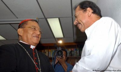 El cardenal Miguel Obando y Bravo estrecha la mano de Daniel Ortega dos meses despues del retorno de este último al poder. Los antiguos enemigos estaban por convertirse en aliados. Foto: DW.