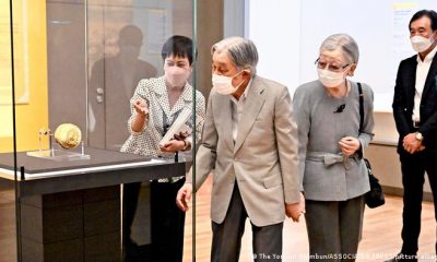 El emperador emérito japonés Akihito (al centro) y la emperatriz emérita Michiko. Foto: DW. Archivo