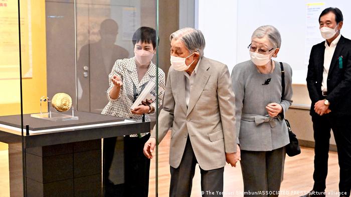 El emperador emérito japonés Akihito (al centro) y la emperatriz emérita Michiko. Foto: DW. Archivo