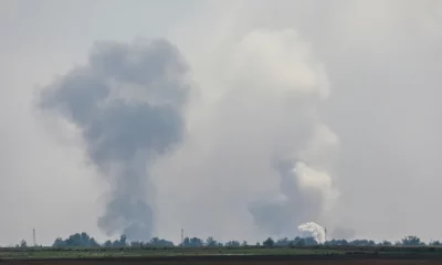 El humo se eleva en la zona de Mayskoye en el distrito de Dzhankói, en Crimea. Foto: Infobae