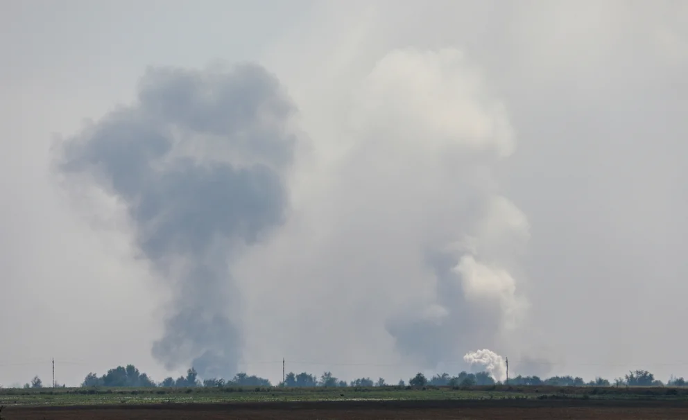 El humo se eleva en la zona de Mayskoye en el distrito de Dzhankói, en Crimea. Foto: Infobae