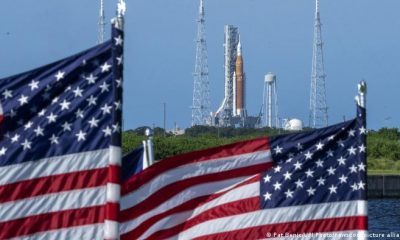 El megacohete Artemis 1 es visto sobre la plataforma de lanzamiento 39B, en el Centro Espacial Kennedy, en Florida, poco antes de que la NASA anunciara una nueva fecha para su lanzamiento. Foto: DW