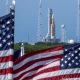 El megacohete Artemis 1 es visto sobre la plataforma de lanzamiento 39B, en el Centro Espacial Kennedy, en Florida, poco antes de que la NASA anunciara una nueva fecha para su lanzamiento. Foto: DW