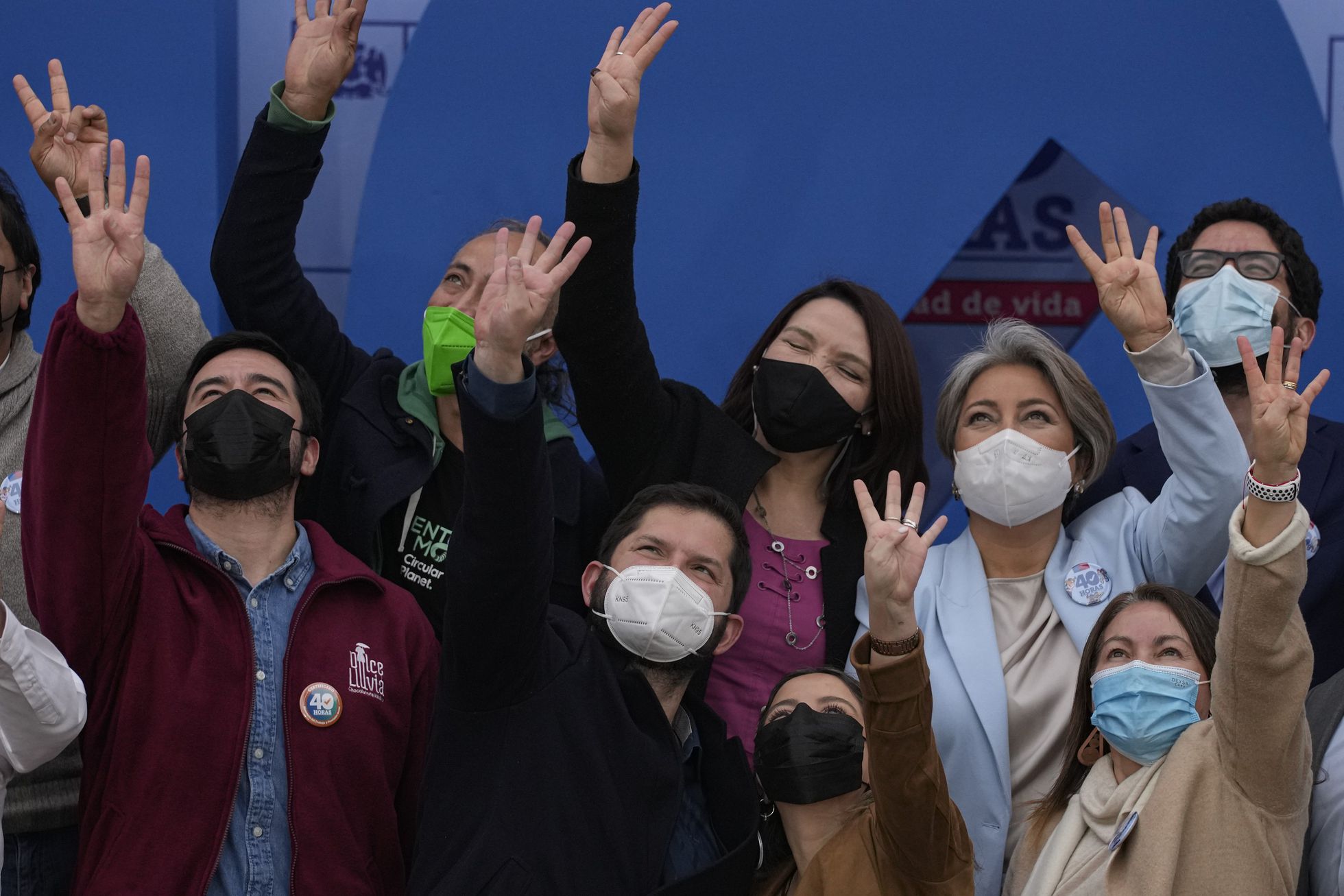 El presidente Boric posa con simpatizantes durante el anuncio del la reactivación del proyecto de ley para acortar la semana laboral. Foto: El País