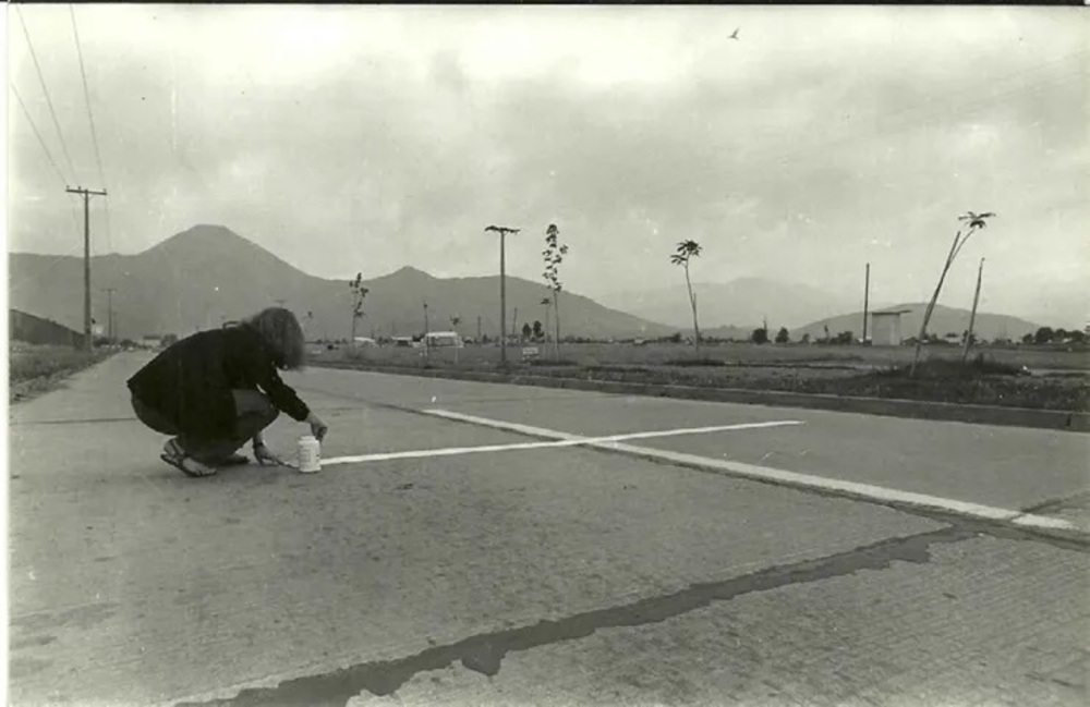 Lotty Rosenfeld, "Una milla de cruces sobre el pavimento", 1979. © Mundo Performance. Cortesía