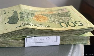 Este fajo de billetes de pesos argentinos no llega a los doscientos euros al cambio. Foto: DW