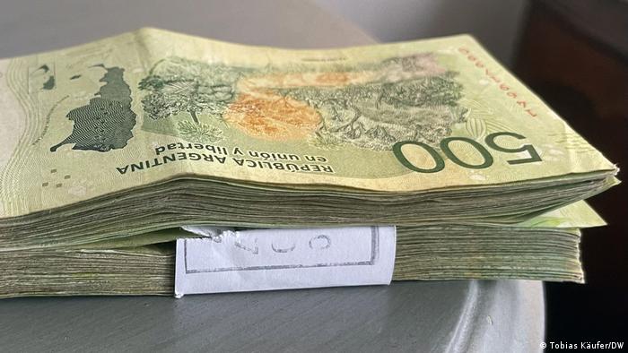 Este fajo de billetes de pesos argentinos no llega a los doscientos euros al cambio. Foto: DW