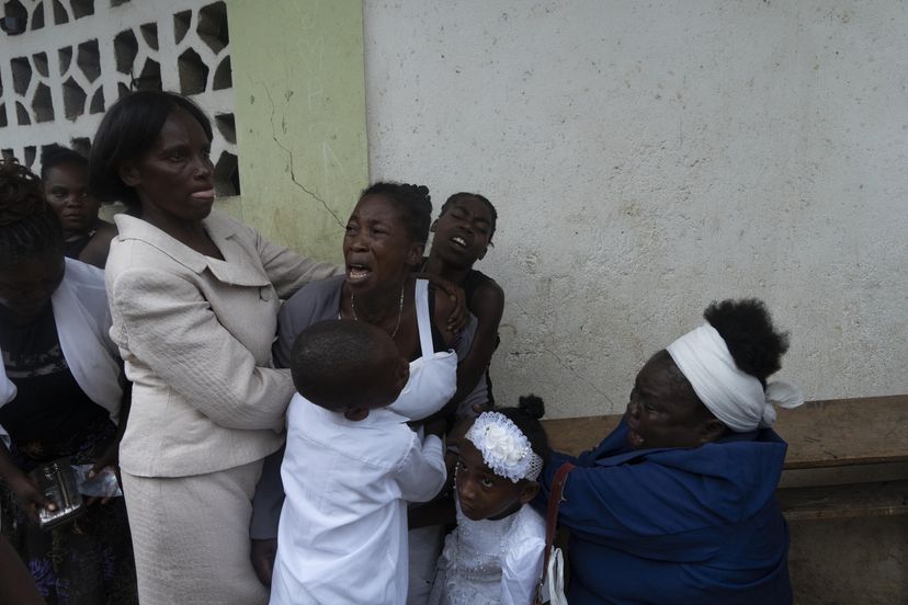 Familiares lloran durante el funeral de Madame Marie Monique Phidor, una pastora de 76 años de edad, quien murió de un infarto durante el terremoto. Foto: El País