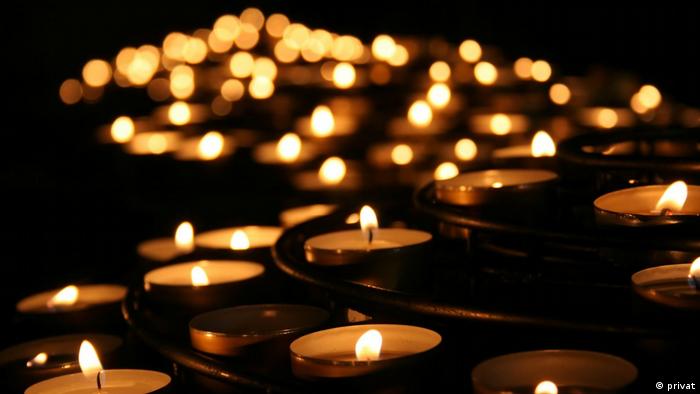 Foto de candelas encendidas en símbolo de luto. Foto: DW - Archivo