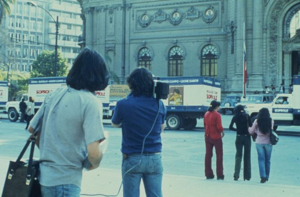 “Inversión de escena”, intervención del Grupo CADA frente al Museo de Bellas Artes de Chile, 1979. © Proyecto IDIS de la Facultad de Arquitectura, Diseño y Urbanismo de la Universidad de Buenos Aires. Cortesía