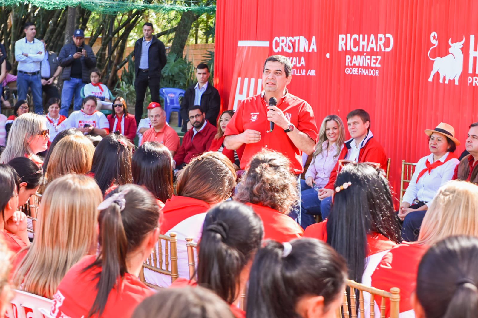 Hugo Velázquez en medio de su campaña política. Foto: @lacostasoy