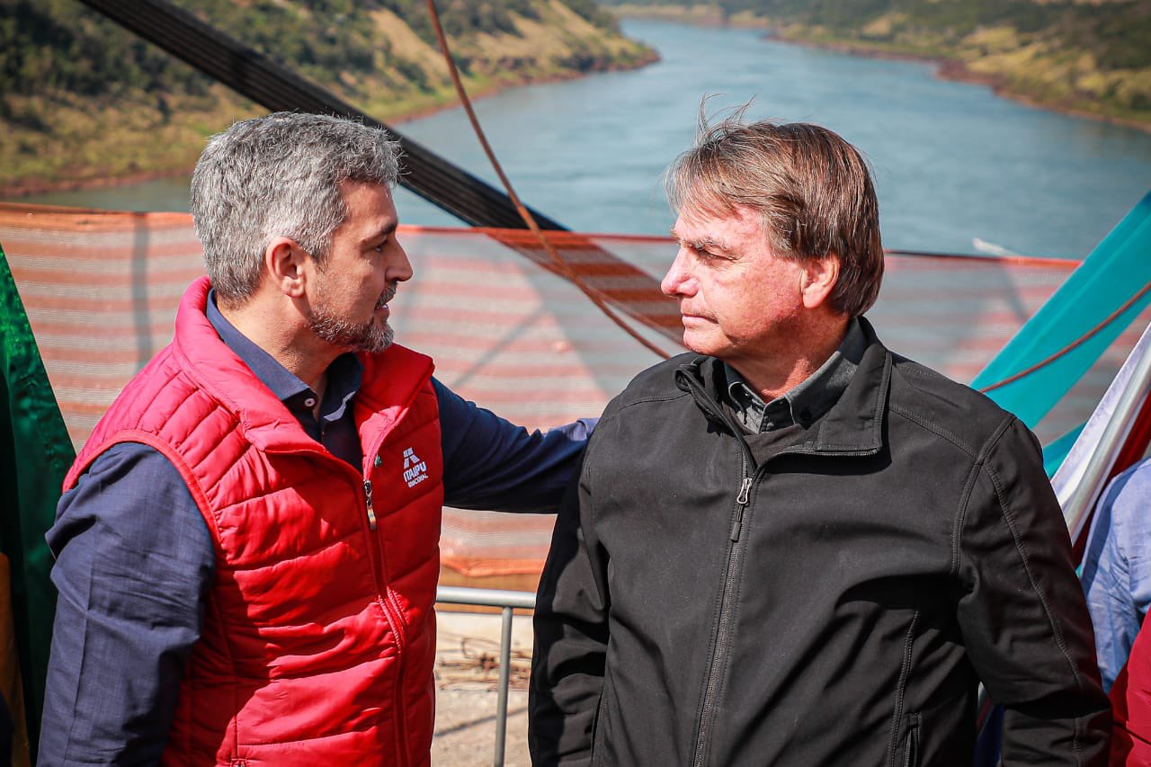 Jair Bolsonaro y Mario Abdo Benítez, verificando las obras. Foto: Presidencia