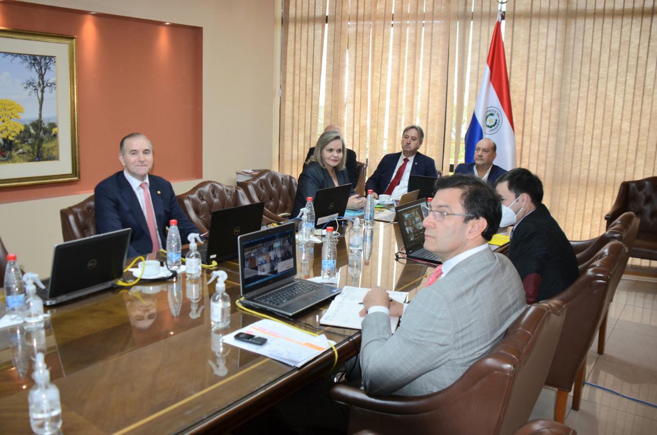 El canciller nacional Julio Arriola se reunió con integrantes de la mesa directiva del Senado. Foto: Senado