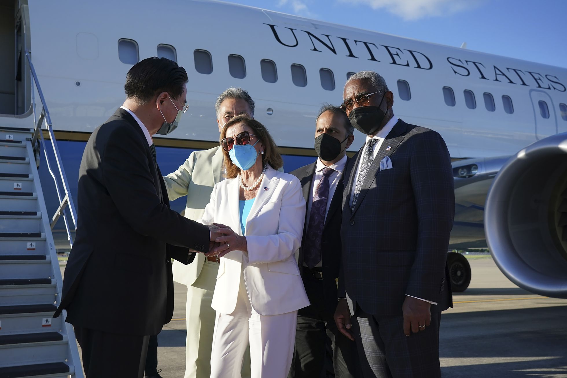 Nancy Pelosi en su despedida de Taiwán. Foto: El País