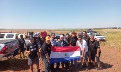 La tripulación paraguayo-argentino posa junto a los aficionados compatriotas al final de la primera etapa sabatina. Foto: Gentileza