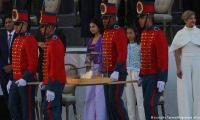 Los mandatarios invitados a la ceremonia se pusieron en pie en señal de respeto, mientras que Felipe VI se mantuvo sentado. Foto: DW