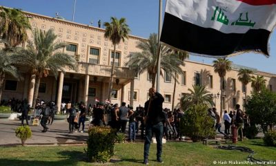 Manifestantes protestan en las inmediaciones del palacio de gobierno en Bagdad. Foto: DW.