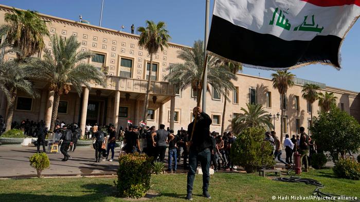 Manifestantes protestan en las inmediaciones del palacio de gobierno en Bagdad. Foto: DW.