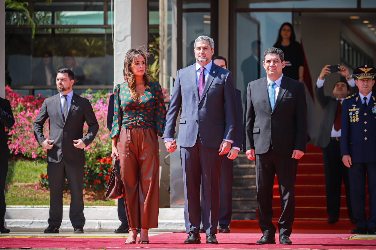 Abdo, junto a la primera dama y el vicepresidente. Foto: Presidencia
