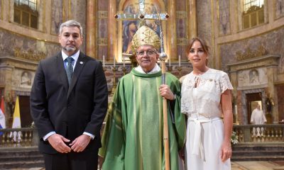 Mario Abdo y su esposa Silvana Abdo, posan junto al nuevo cardenal. Foto: Presidencia