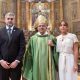 Mario Abdo y su esposa Silvana Abdo, posan junto al nuevo cardenal. Foto: Presidencia