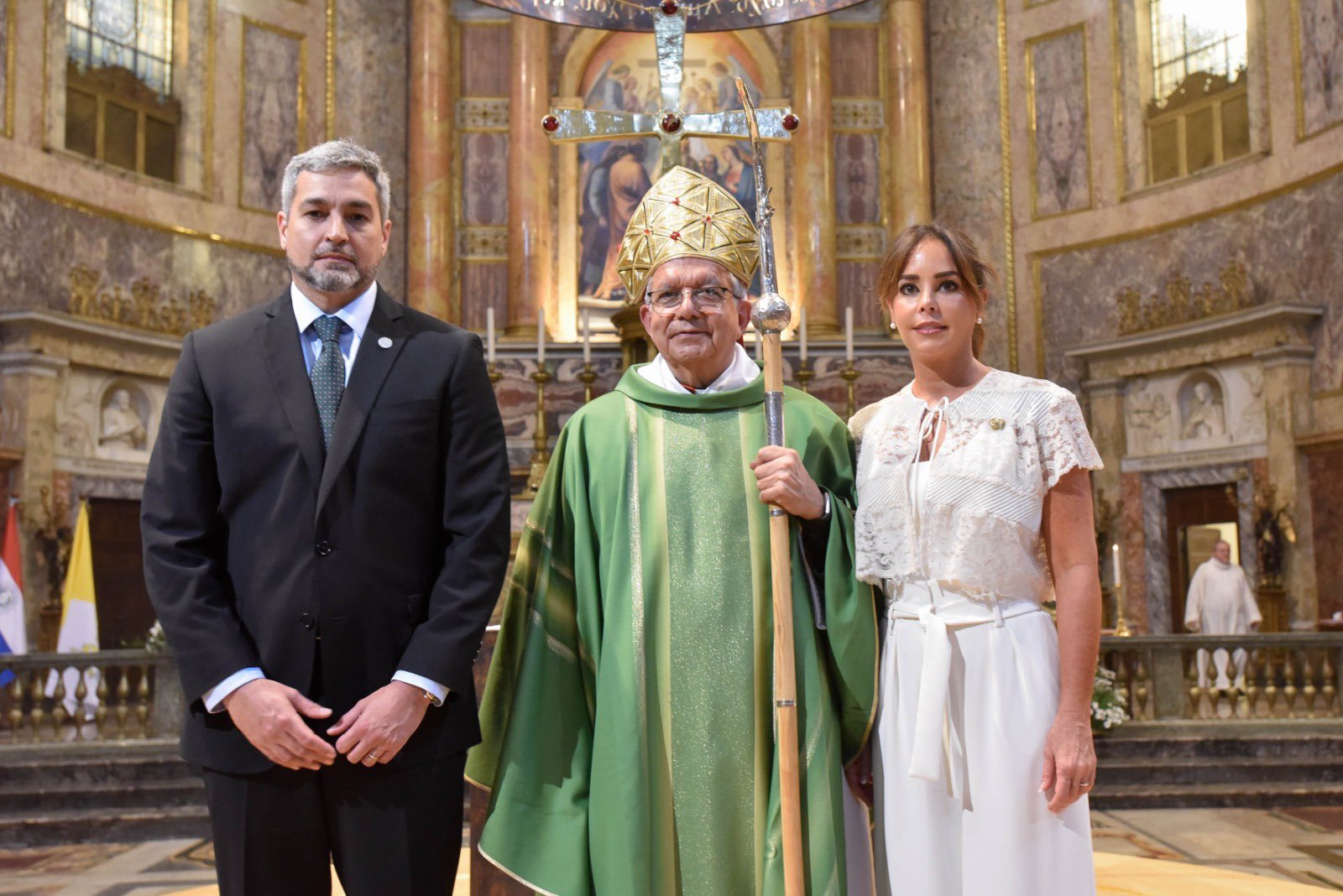 Mario Abdo y su esposa Silvana Abdo, posan junto al nuevo cardenal. Foto: Presidencia