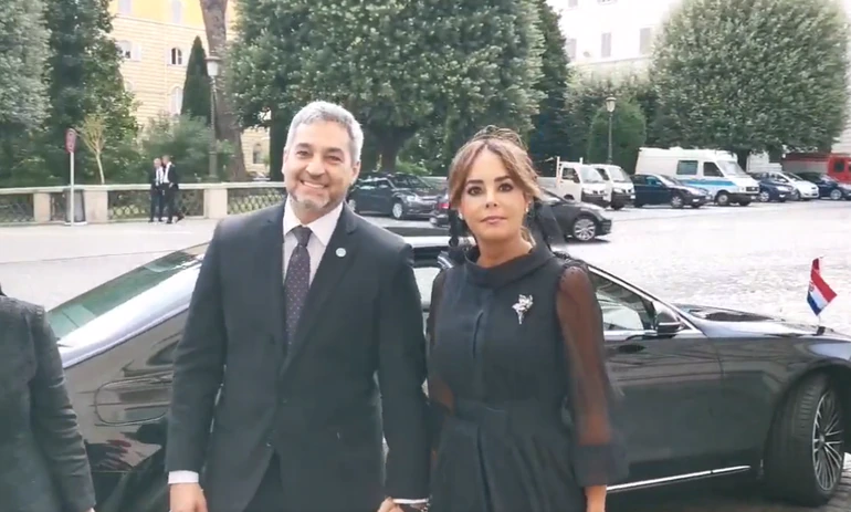 Momento en que el presidente de la República, Mario Abdo Benítez, llega a la Basílica de San Pedro en compañía de la primera dama Silvana López Moreira. Foto: Captura video