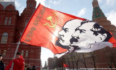 Miembros del Partido Comunista Ruso participan en una ceremonia ante la tumba del líder soviético Joseph Stalin, junto al Muro del Kremlin. Foto: DW.