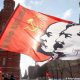 Miembros del Partido Comunista Ruso participan en una ceremonia ante la tumba del líder soviético Joseph Stalin, junto al Muro del Kremlin. Foto: DW.